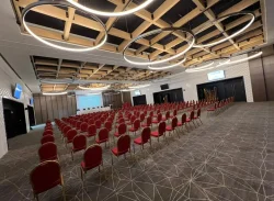 سالن با طراحی استیج زیبا