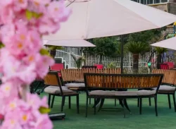 چیدمان حرفه‌ای سالن روف گاردن برای برگزاری سمینار و کنفرانس