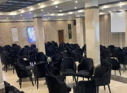 چیدمان سینمایی سالن فرشته برای همایش و کنفرانس