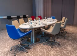 نورپردازی حرفه‌ای و فضای گرم سالن مری‌گلد برای برگزاری مراسم رسمی و خصوصی.