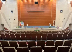 برگزاری همایش تخصصی در سالن مجهز شمال‌غرب تهران با فضایی رسمی، تجهیزات کامل و حضور شرکت‌کنندگان در محیطی حرفه‌ای و منظم.